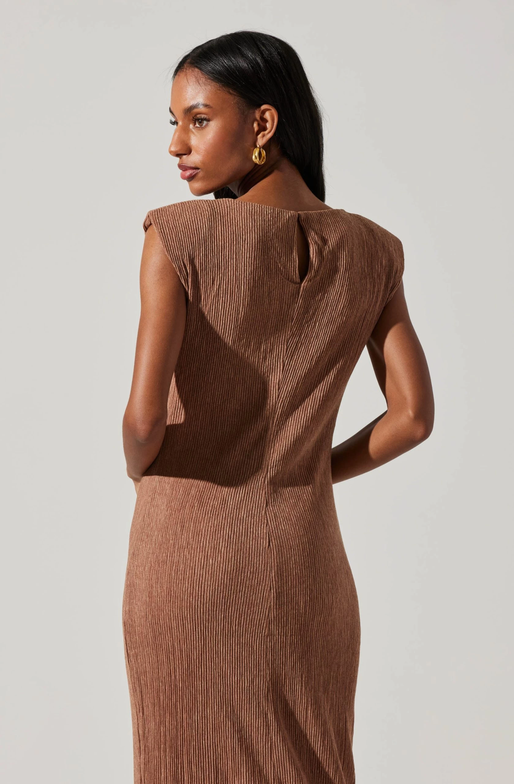 Plisse Straight Neck Midi Dress - Image 11